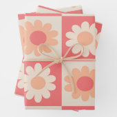 Feuille De Papier Cadeau motif de fleurs rétro À damiers Peach Fuzz (En situation)