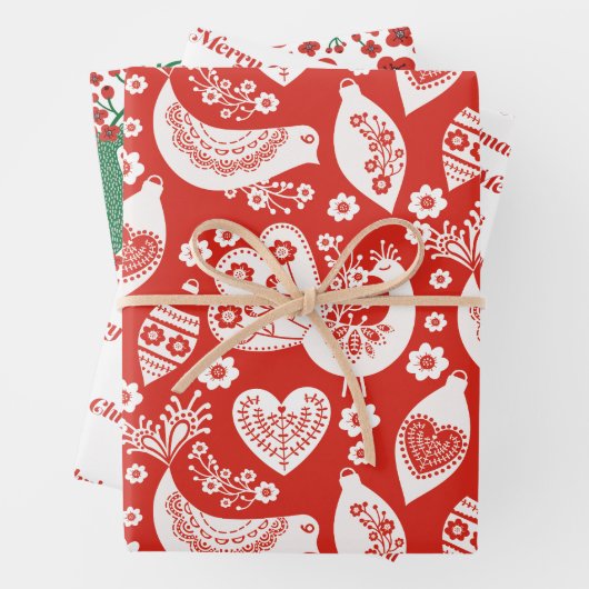 Feuille De Papier Cadeau Motif de Noël scandinave w Fleurs et oiseaux (En situation)