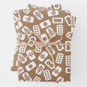 Feuille De Papier Cadeau Motif de tuiles de Mahjong sur arrière - plan brun (En situation)