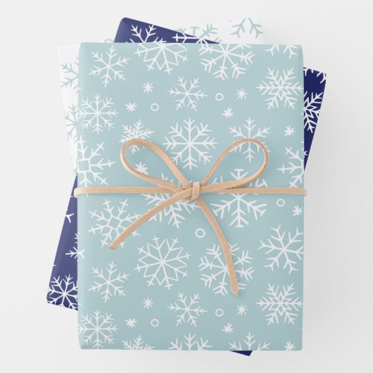 Feuille De Papier Cadeau Motif des flocons bleus (En situation)
