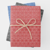 Feuille De Papier Cadeau Motif diamant, rouge, noir/blanc et bleu Cobalt (En situation)