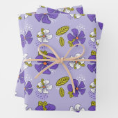 Feuille De Papier Cadeau Motif floral de printemps en violet (En situation)