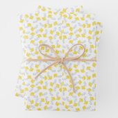 Feuille De Papier Cadeau Motif floral gris jaune (En situation)