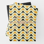 Feuille De Papier Cadeau Motif géométrique moderne de triangle noir et jaun (En situation)