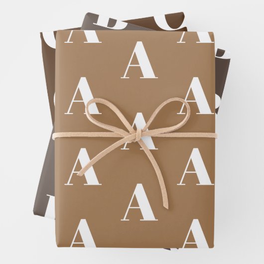 Feuille De Papier Cadeau Motif initial personnalisé marron monogramme moder (En situation)