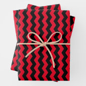 Feuille De Papier Cadeau Motif moderne Chevron noir et rouge (En situation)