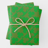 Feuille De Papier Cadeau Motif Trèfle (En situation)