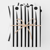 Feuille De Papier Cadeau Motif triangle cercle noir et blanc (En situation)