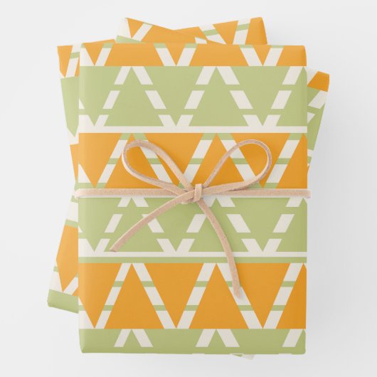 Feuille De Papier Cadeau Motif triangle vert orange (En situation)