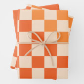 Feuille De Papier Cadeau Motif vérifié Orange de chaîne (En situation)