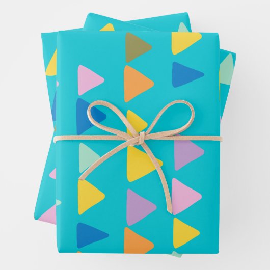 Feuille De Papier Cadeau Motif Whimsical et Triangle mignon en Turquoise (En situation)