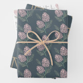 Feuille De Papier Cadeau NOEL Pink Pine Cône Motif Marine Bleu & Blanc (En situation)