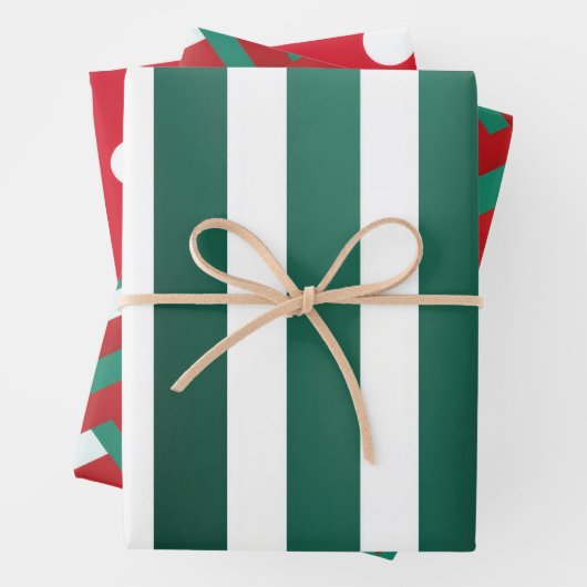 Feuille De Papier Cadeau Noël traditionnel rouge blanc et vert (En situation)