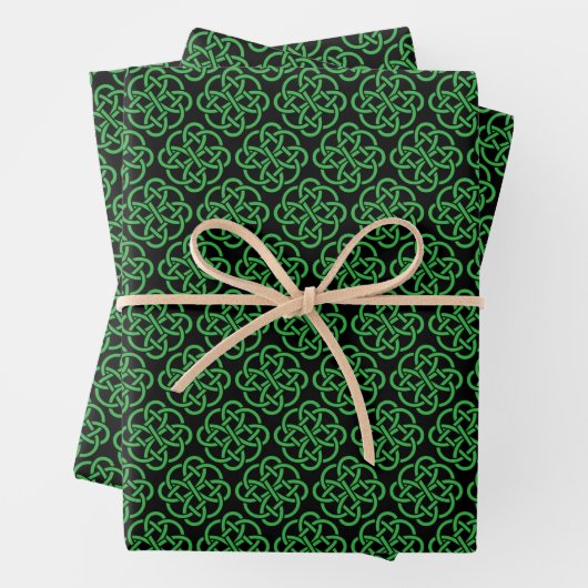 Feuille De Papier Cadeau Noir et vert du bouclier celtique (En situation)