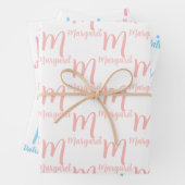 Feuille De Papier Cadeau Nom personnalisé élégant, monogramme rose et bleu (En situation)
