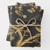 Feuille De Papier Cadeau Oiseaux noirs et dorés élégants (En situation)