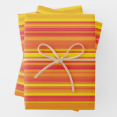 Feuille De Papier Cadeau Orange rouge jaune rayures (En situation)