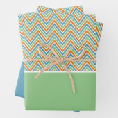 Feuille De Papier Cadeau Orange Vert et Bleu Chevron (En situation)