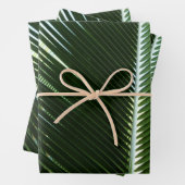 Feuille De Papier Cadeau Overlapping Palm Fronds Tropical Green Abstract (En situation)