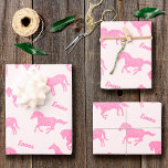 Feuille De Papier Cadeau Parties scintillant rose Cheval Motif Nom de la fi<br><div class="desc">Donnez à votre jeune fan de cheval son propre papier d'emballage motif de parties scintillant sur mesure! L'écharpe cadeau comporte des chevaux étincelants debout, élevés, trottant et courant. Le papier d'emballage peut être personnalisé avec le prénom de votre petit enfant. Mignonne pour une fille ! Ce papier d'emballage fait un...</div>