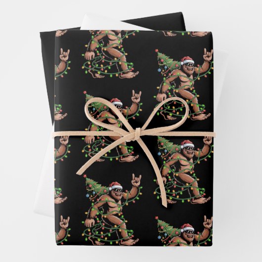 Feuille De Papier Cadeau Père Noël Bigfoot Noël Arbre de Noël Lumières Sasq (En situation)