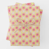 Feuille De Papier Cadeau pink and yellow retro flower (En situation)