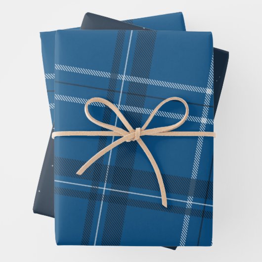 Feuille De Papier Cadeau Plaid bleu et étoiles classique (En situation)