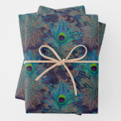 Feuille De Papier Cadeau Plumes de paon sur le violet (En situation)