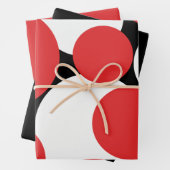Feuille De Papier Cadeau Pois noirs, blancs et rouges (En situation)