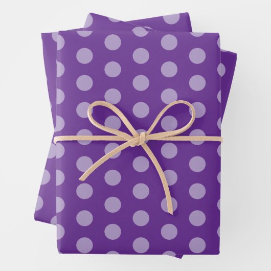 Feuille De Papier Cadeau Purple Polka Dots  (En situation)