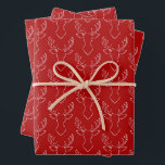 Feuille De Papier Cadeau Red Motif Christmas Reindeer<br><div class="desc">Vos cadeaux de vacances seront inoubliables avec ce motif de rennes contre un arrière - plan rouge de Noël.</div>