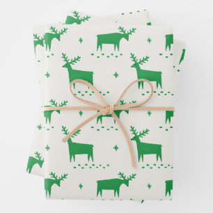 Feuille De Papier Cadeau Rennes de Noël. Motif d'animaux de la forêt verte