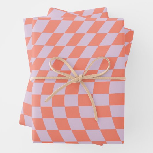 Feuille De Papier Cadeau Retro Check Motif Lilac Et Orange Checkerboard (En situation)