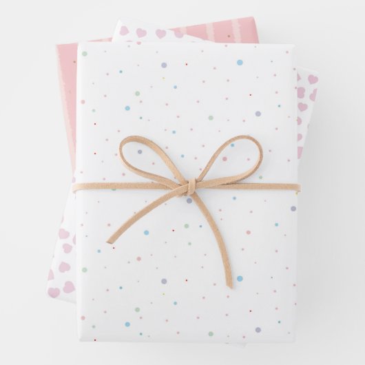 Feuille De Papier Cadeau Rose Blanc Avec Points Bleus Rose Or Coeurs Rose (En situation)