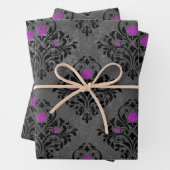 Feuille De Papier Cadeau Rose violet et Damas noir (En situation)