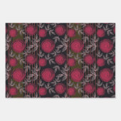 Feuille De Papier Cadeau Roses rouges sur noir. (Devant)