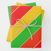 Feuille De Papier Cadeau Rouge, jaune et vert citron vert (En situation)