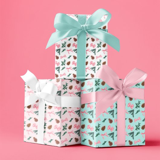 Feuille De Papier Cadeau Rubans Coquette Rose et Branches de Pin Evergreen