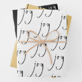 Feuille De Papier Cadeau Script tendance Joy Motif Gold Black White (En situation)