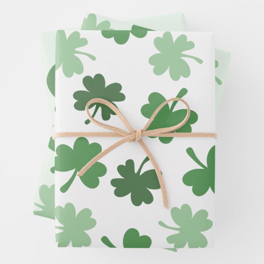 Feuille De Papier Cadeau Shamrock vert motifs Saint Patrick's Day (En situation)