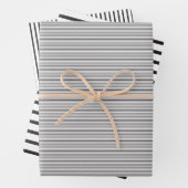 Feuille De Papier Cadeau Simples rayures noires et blanches (En situation)