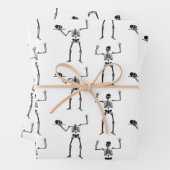 Feuille De Papier Cadeau Skeletons D'Halloween, Baguette Ou Traite, Boo (En situation)