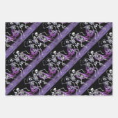 Feuille De Papier Cadeau Skeletons et crânes gothiques pourpres (Devant)