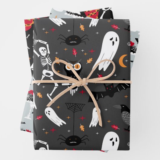Feuille De Papier Cadeau Skeltons, Fantômes, Serpents Design Idéal Hallowee (En situation)