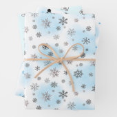 Feuille De Papier Cadeau Snowflakes et mistletoe en argent avec bleu (En situation)