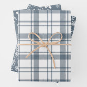 Feuille De Papier Cadeau Snowflakes Rustiques Plaid et Holly en Bleu Countr (En situation)