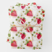 Feuille De Papier Cadeau Strawberry Blossoms and Berries Three Patterns (En situation)