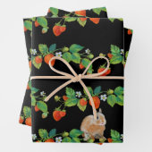 Feuille De Papier Cadeau Strawberry Bunny Wrapping Paper (En situation)