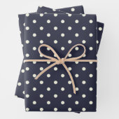Feuille De Papier Cadeau Symphonie arrangée d'Indigo Blue & White Polka Dot (En situation)