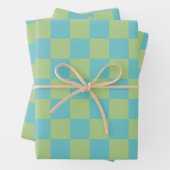 Feuille De Papier Cadeau Tableau À damiers Motif en bleu et vert  (En situation)